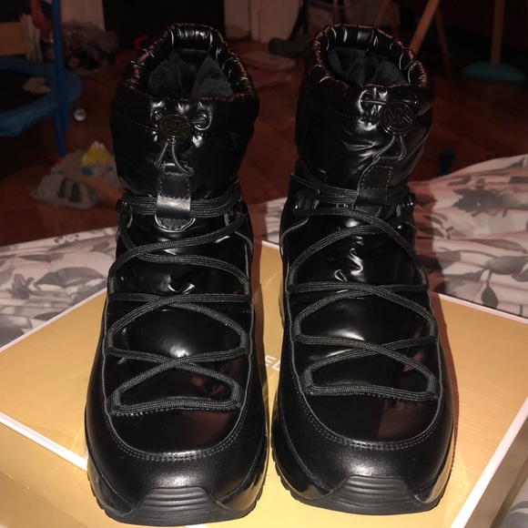 Michael Kors Muse pull-on bootie - Picture 3 of 5